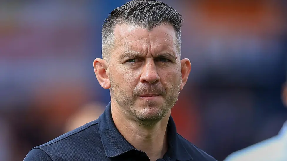 Manager Bloomfield sacked by Luton