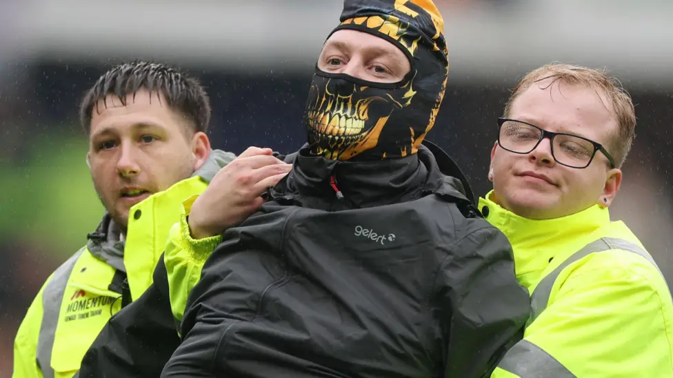 Sheff Wed v Coventry delayed after fan protest on pitch